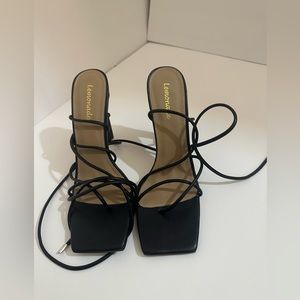 I'm selling them because they don't fit me